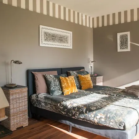 Broeks' Bed En Brood