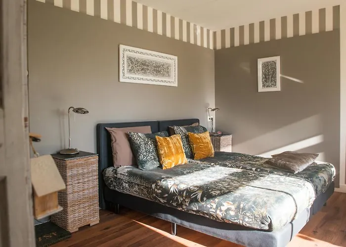 Broeks' Bed En Brood